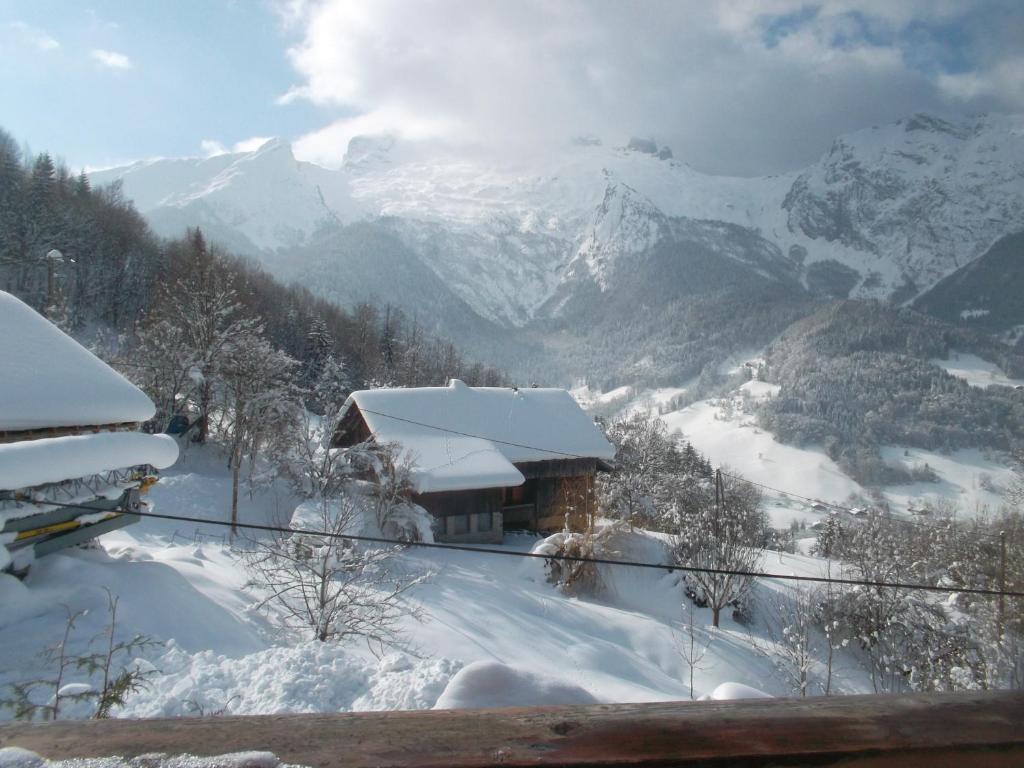 Cabaña en la nieve con vistas a las montañas en Les Jonquilles, en Les Clefs