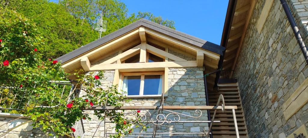 a house with a window on the side of a building at Chalet al Lac - Cuori - Swimming Pool Como Lake View in Consiglio di Rumo