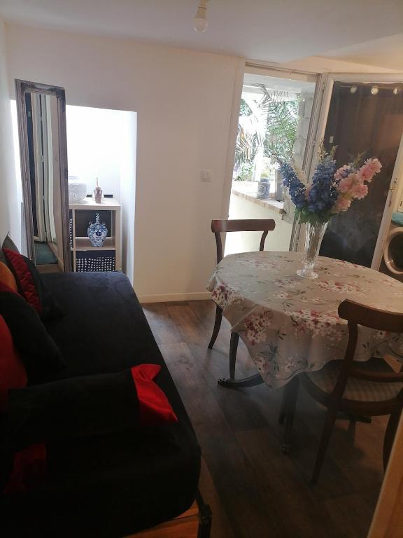 Logement aménagé au sous-sol avec coin jardin au centre d Arcachon