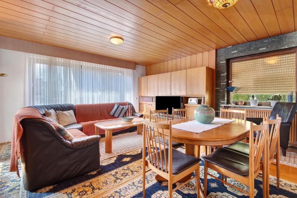a living room with a couch and a table at Traumhaftes Wohnen beim Badesee in Erlangen