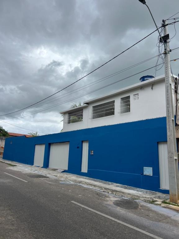 a blue and white building on the side of a street at É de casa unidade 01- JUAZEIRO DO NORTE in Juazeiro do Norte
