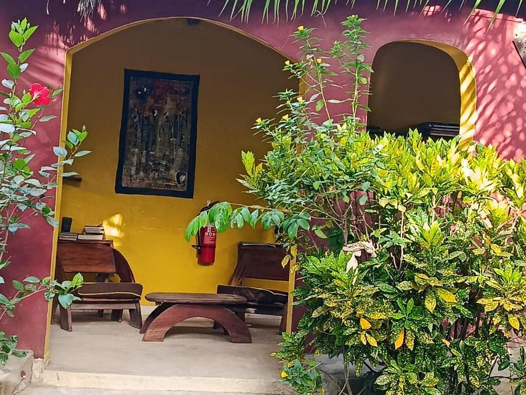 a room with chairs and a table and some plants at Shashamani Écolodge Abéné Kafountine in Diana