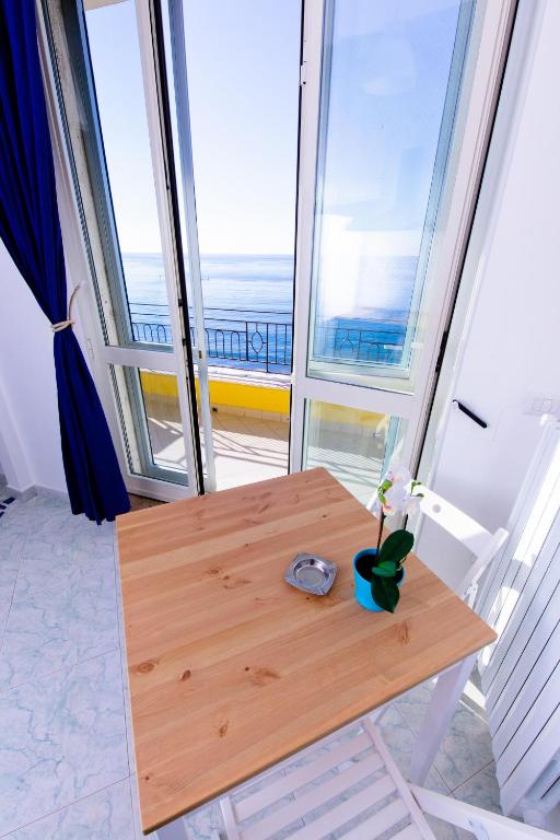Balkon lub taras w obiekcie On the beach Sea-view&Kitchen In Room