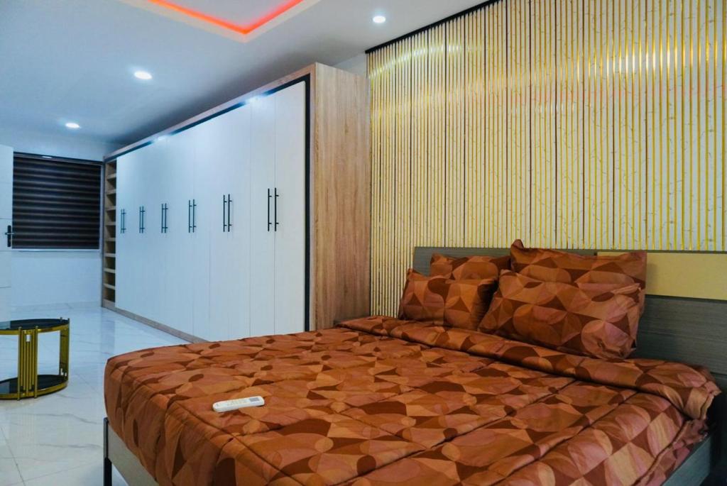 a bedroom with a large bed in a room at Yande Homes in Mama