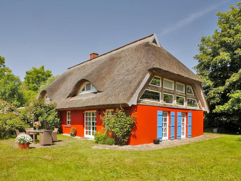 a small red house with a thatched roof at Landhaus Rubitz in Rubitz