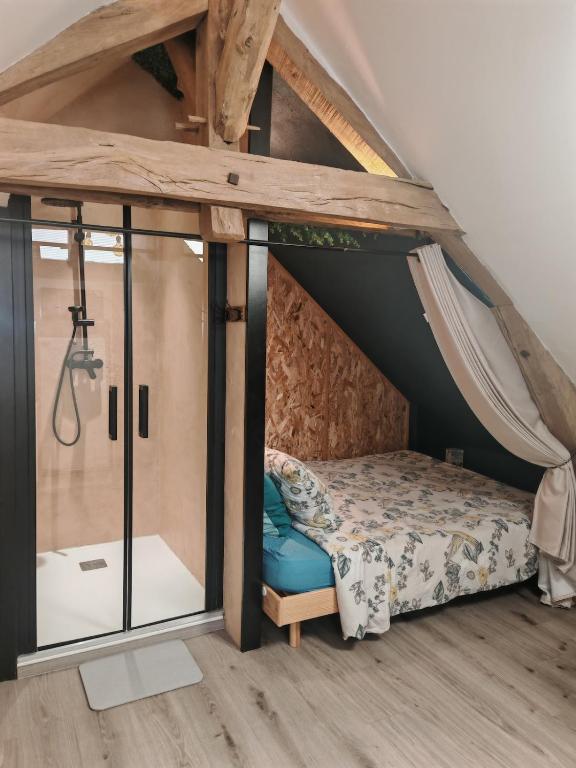 a bedroom with a bed in a attic at Le refuge du chat endormi in Goderville