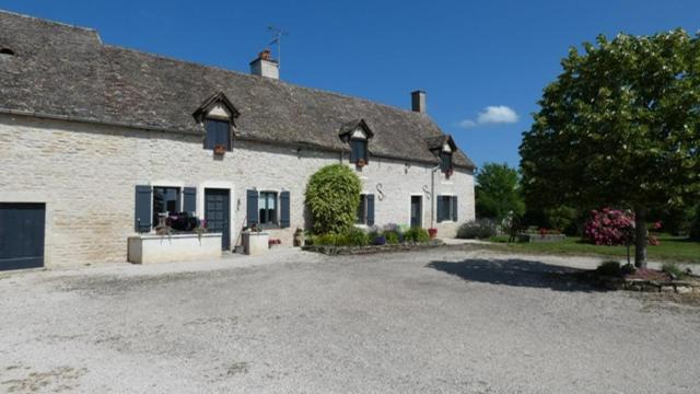 a white house with a gravel driveway in front of it at L'Auberge de Reullée in Marigny-lès-Reullée