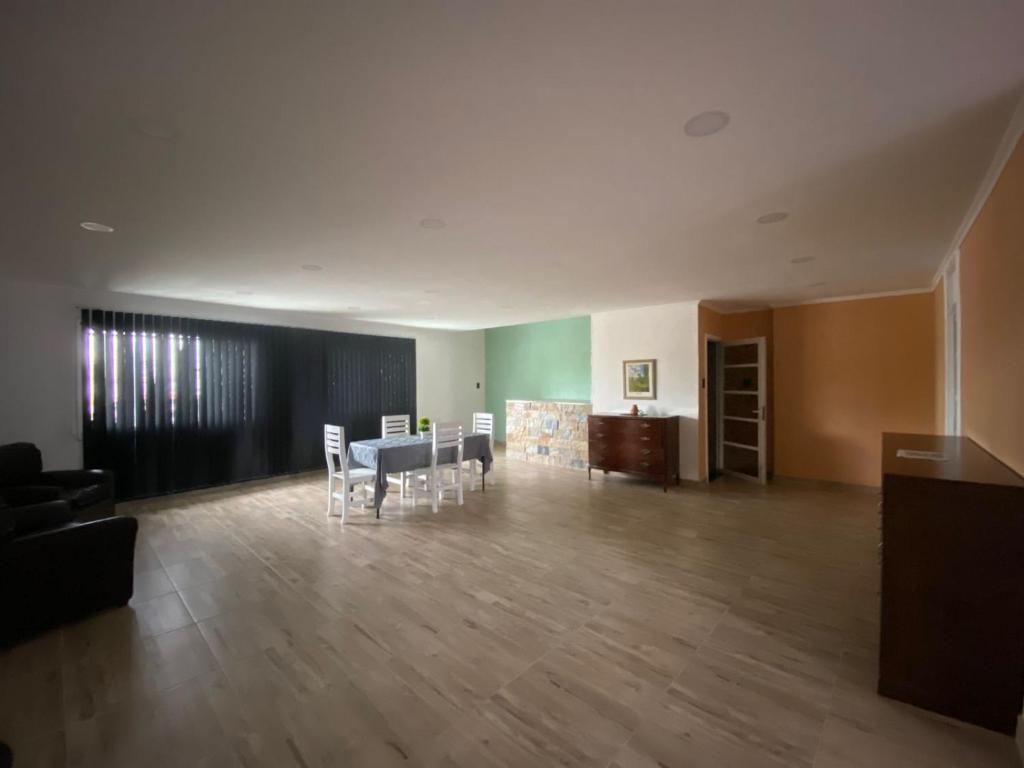a large room with a dining table and chairs at Departamento cómodo y totalmente equipado, ideal para familias, grupos o viajes laborales in Santa Fe