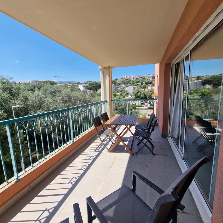 Luminous studio terrace and view of Porto-Vecchio