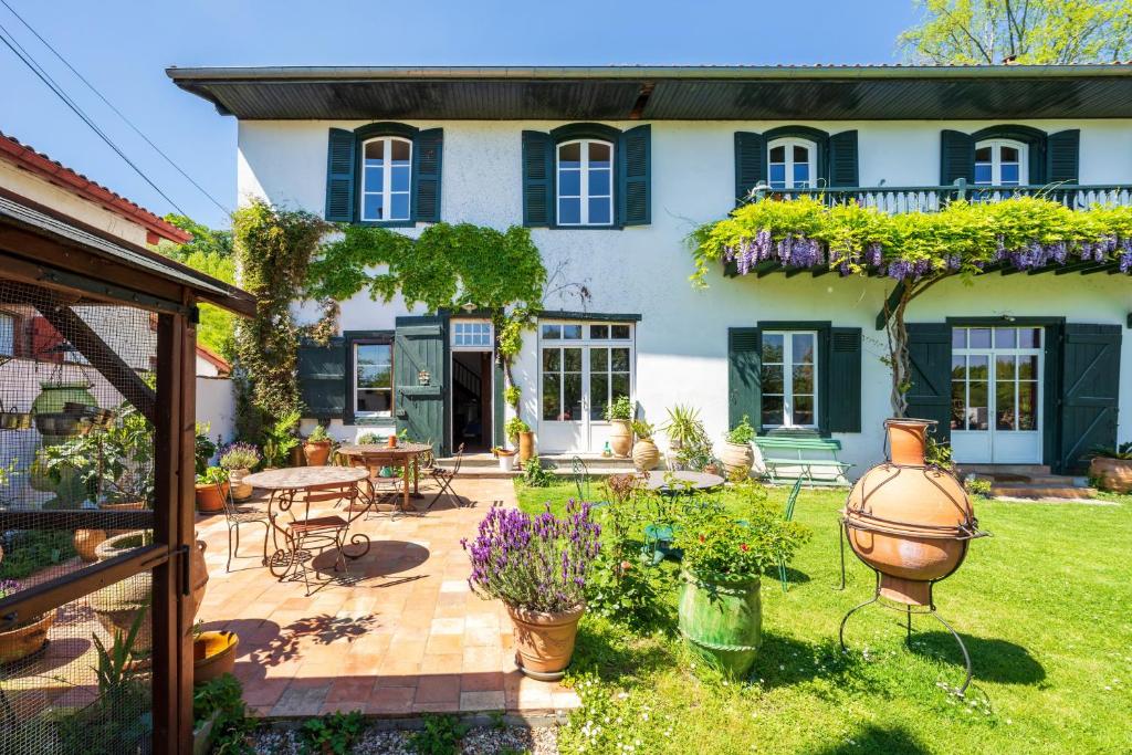 a house with a garden with flowers and plants at Maison de charme a Bayonne in Bayonne