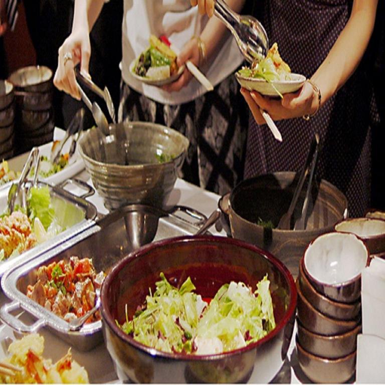 ホテルの敷地内または近くでの食事または食べ物