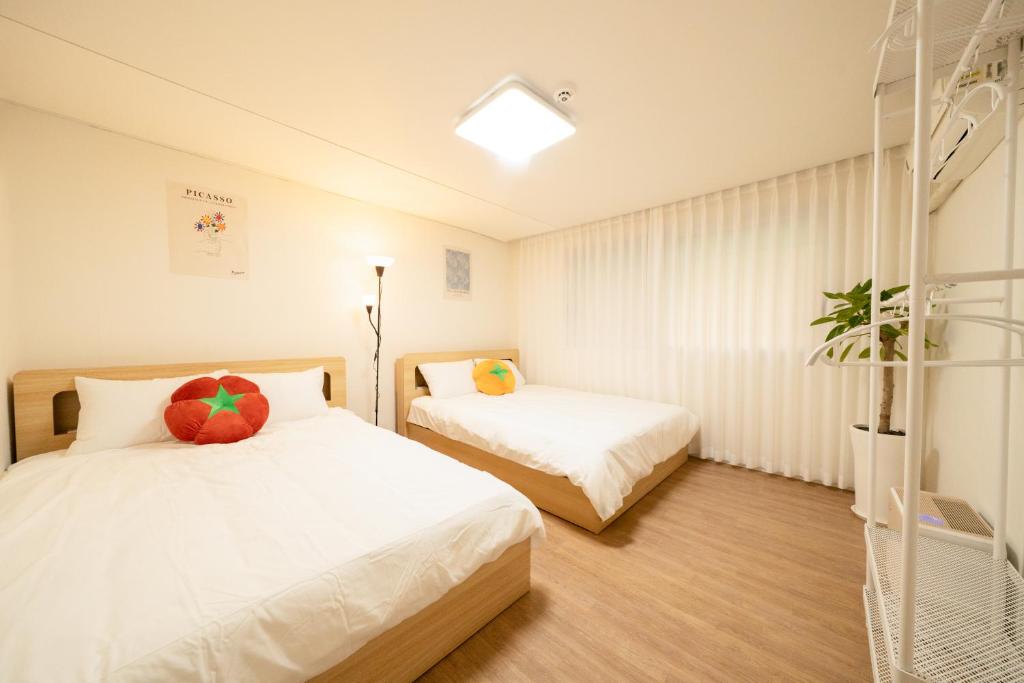 a bedroom with two beds and a window at Banghwa Space 5 min to Banghwa Stn, Near Gimpo Airport, Magok & COEX in Seoul