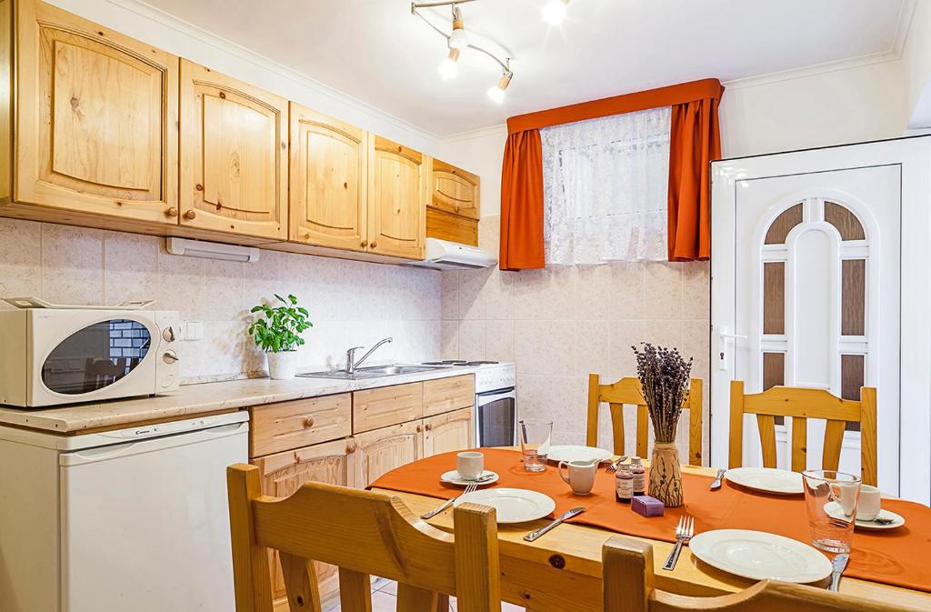 a kitchen with a table and a microwave at Apartman Levendula in Balatonfüred