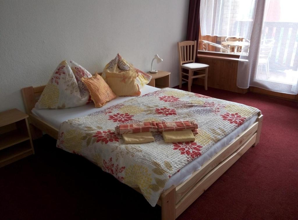 Postel nebo postele na pokoji v ubytování Lesní pension