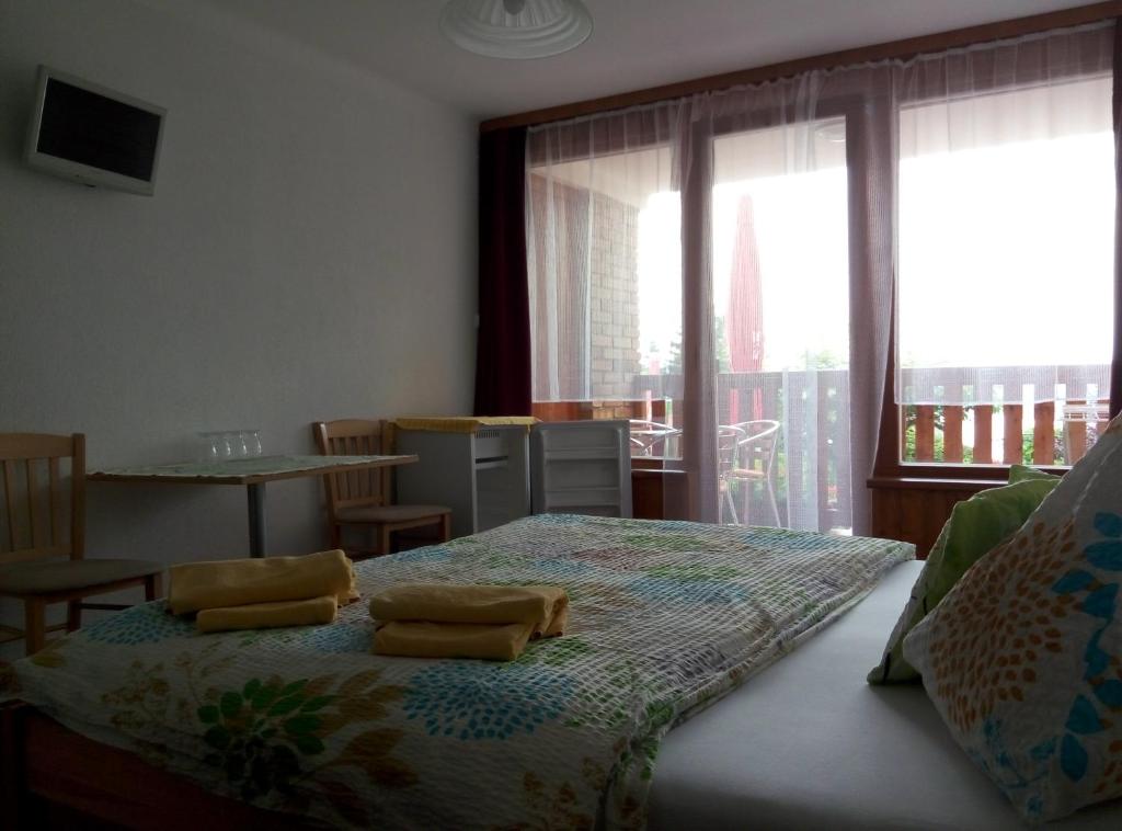 Postel nebo postele na pokoji v ubytování Lesní pension