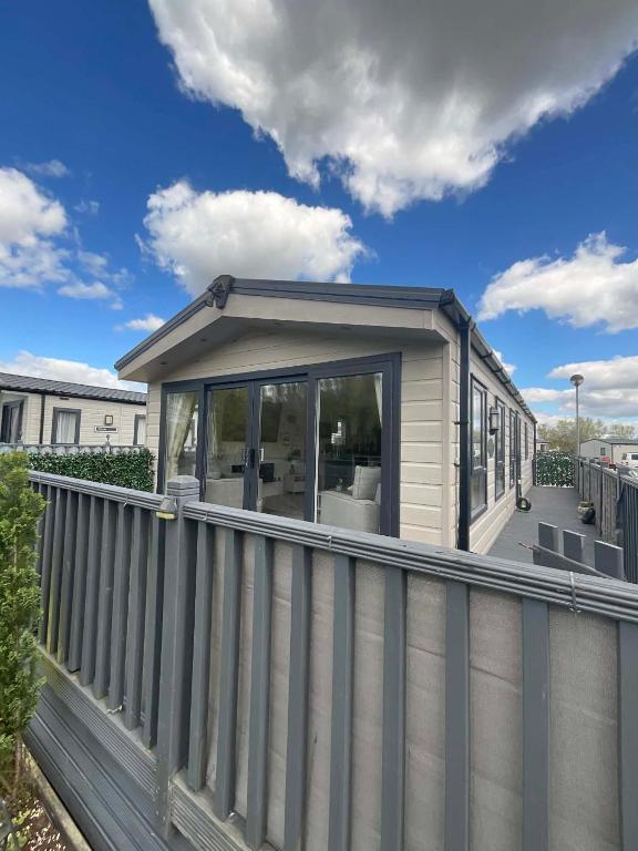 a tiny house on top of a fence at JLUX Lodges in Crowle