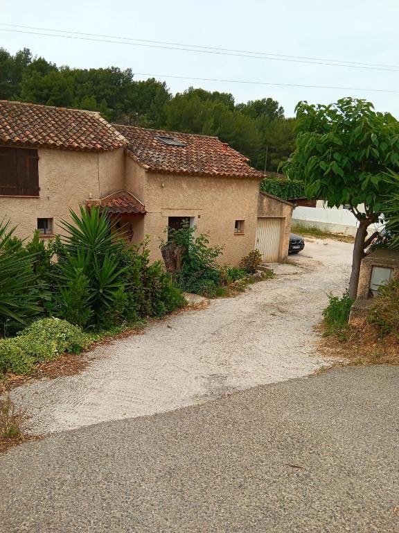 a couple of buildings sitting on a dirt road at maison cosy pour 4 à 5 personnes 10mns des plages in Sanary-sur-Mer