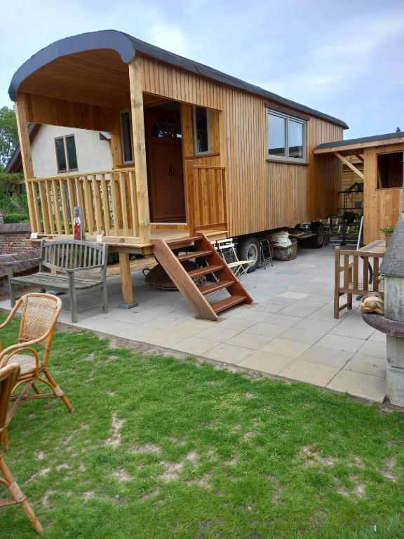 a tiny house on a patio with a table and chairs at Casa Otium in Genk
