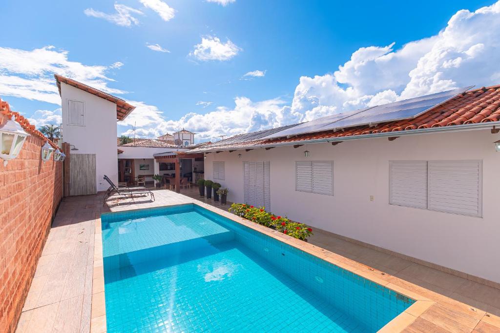 a swimming pool in the backyard of a house at Casa da Matriz in Pirenópolis