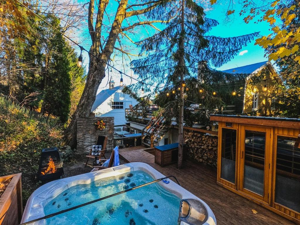 a jacuzzi tub on the deck of a house at La Suite du Havre in Saint-Charles-des-Grondines