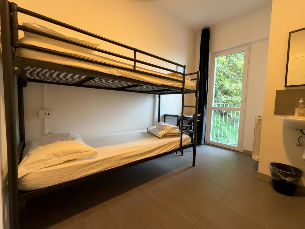 Lake Como Hostel - Vierpersoonskamer Met Balkon