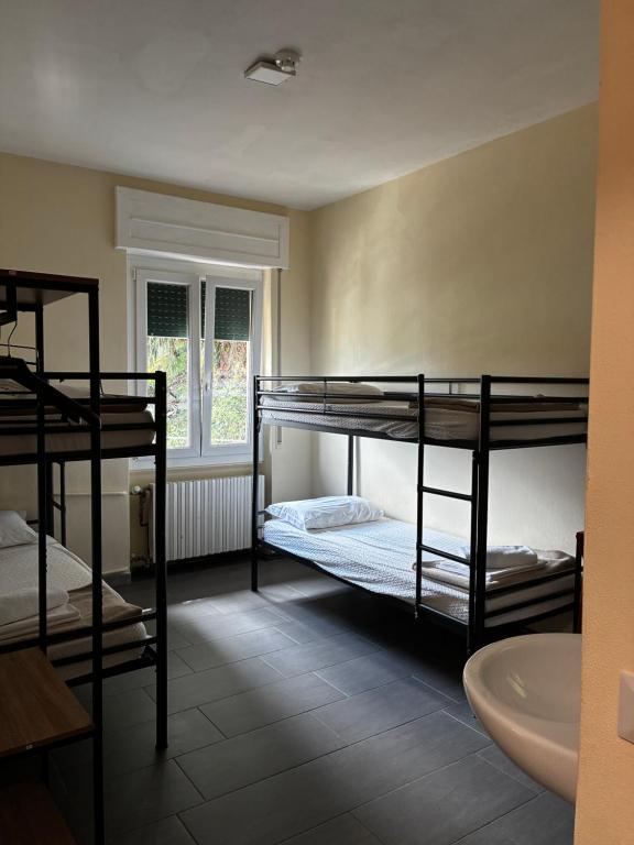Lake Como Hostel - Vierpersoonskamer Met Uitzicht Op Het Meer