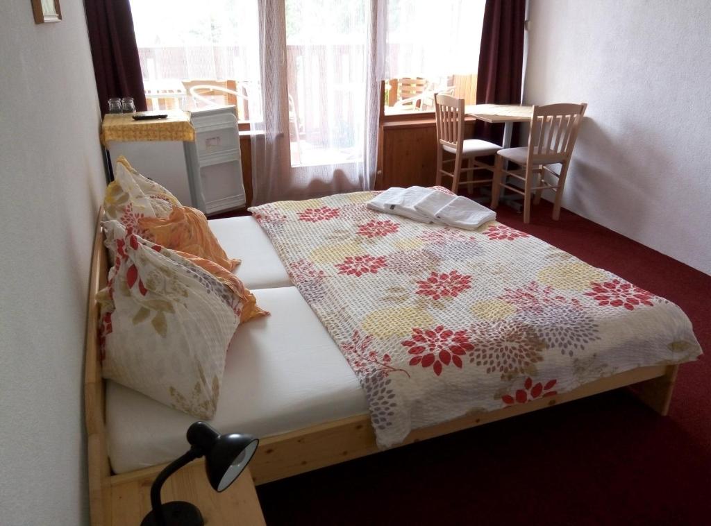 Postel nebo postele na pokoji v ubytování Lesní pension