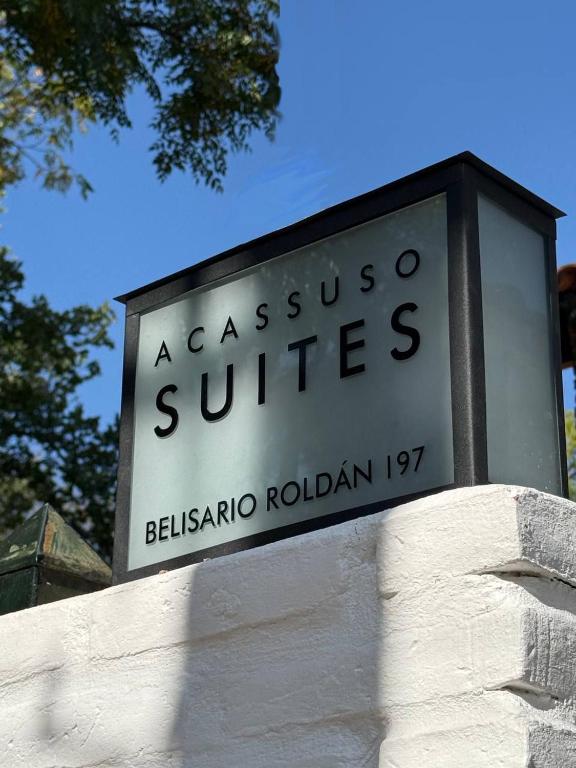 a sign for aassos sulfites on top of a building at Acassuso Suites in Acassuso