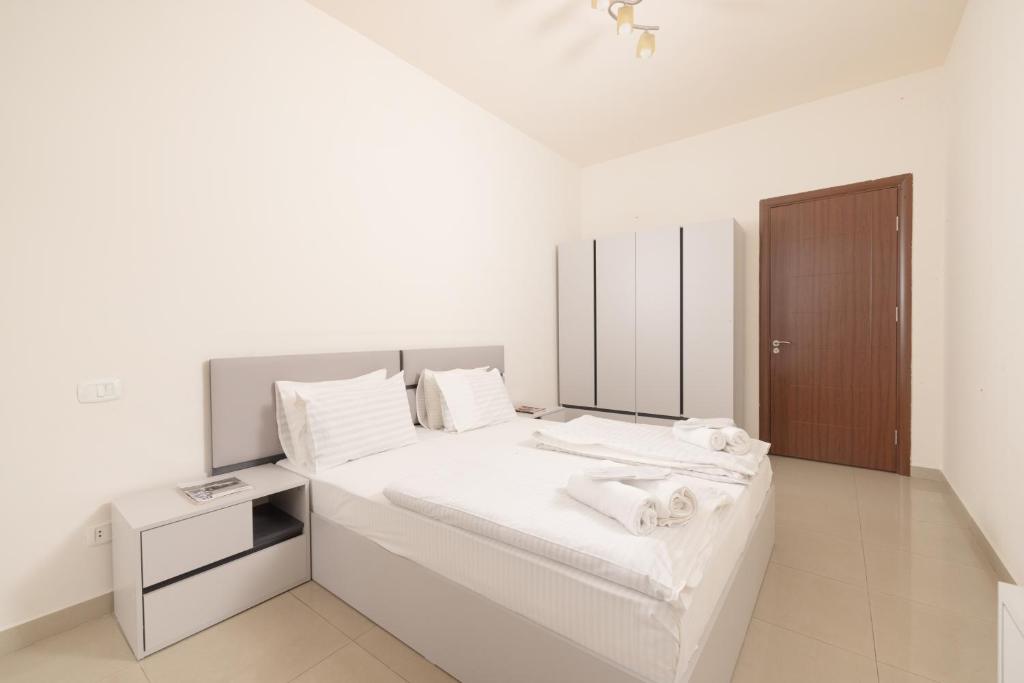 لابی و فضای عمومی Modern & Bright 2BR Apartment, New Building, City Center, Republic Square - تصویر ۵