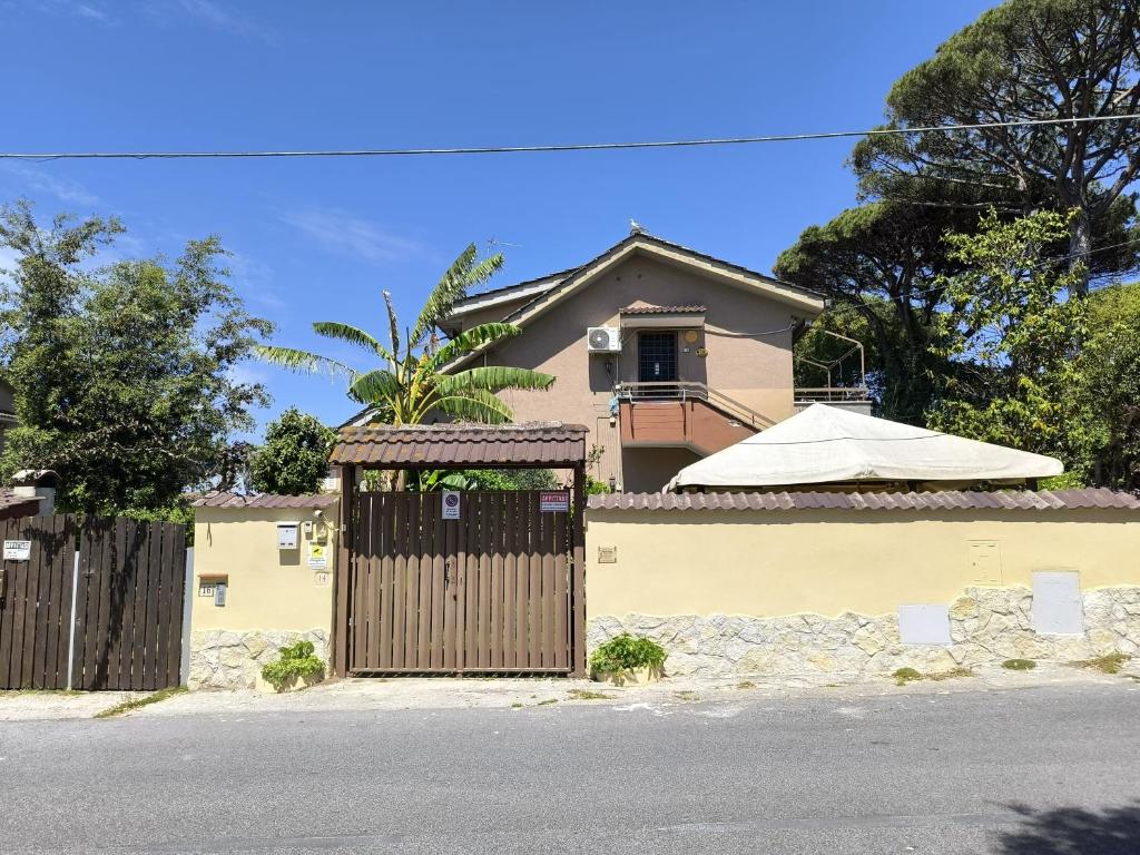 Beach House - Seaview & Roman Apartments - Housity