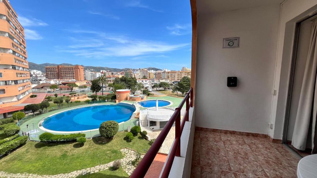 a balcony with a view of a swimming pool at Estudio con piscina in Roses