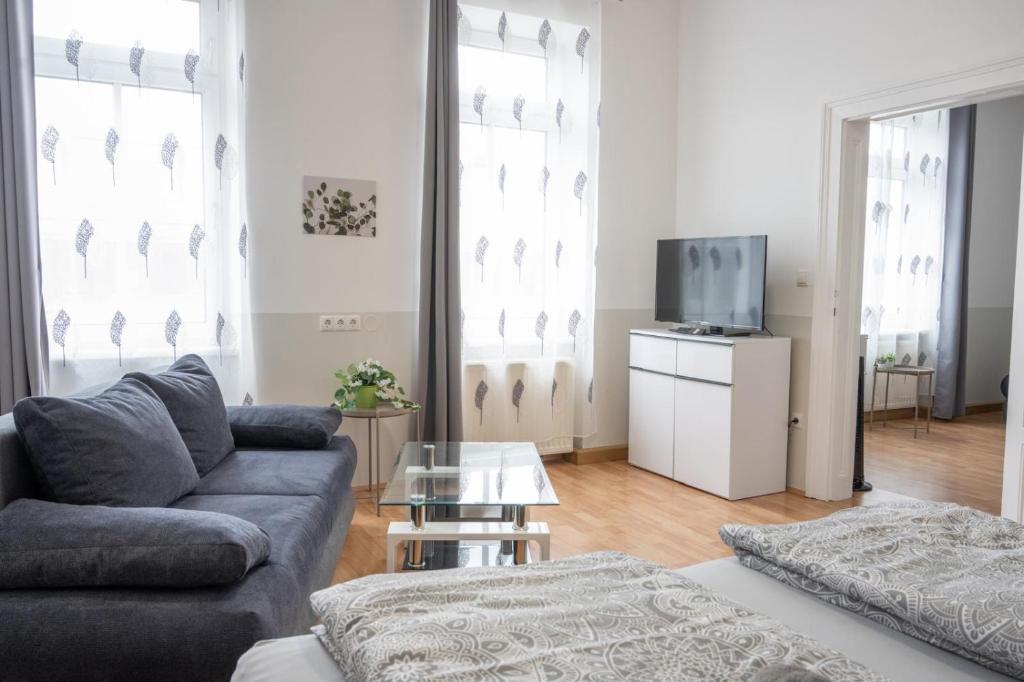 a living room with a couch and a tv at Paky Appartements 00210 in Vienna