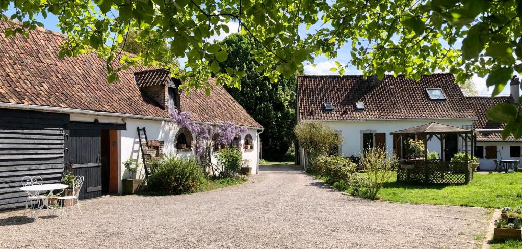 a driveway leading to a house in a village at Le Chant des Elfes in Samer