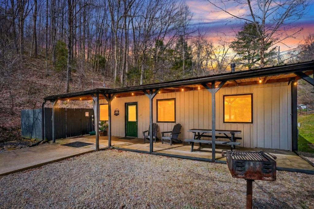 a small cabin with a picnic table and a table at Brookside Cabin in South Bloomingville