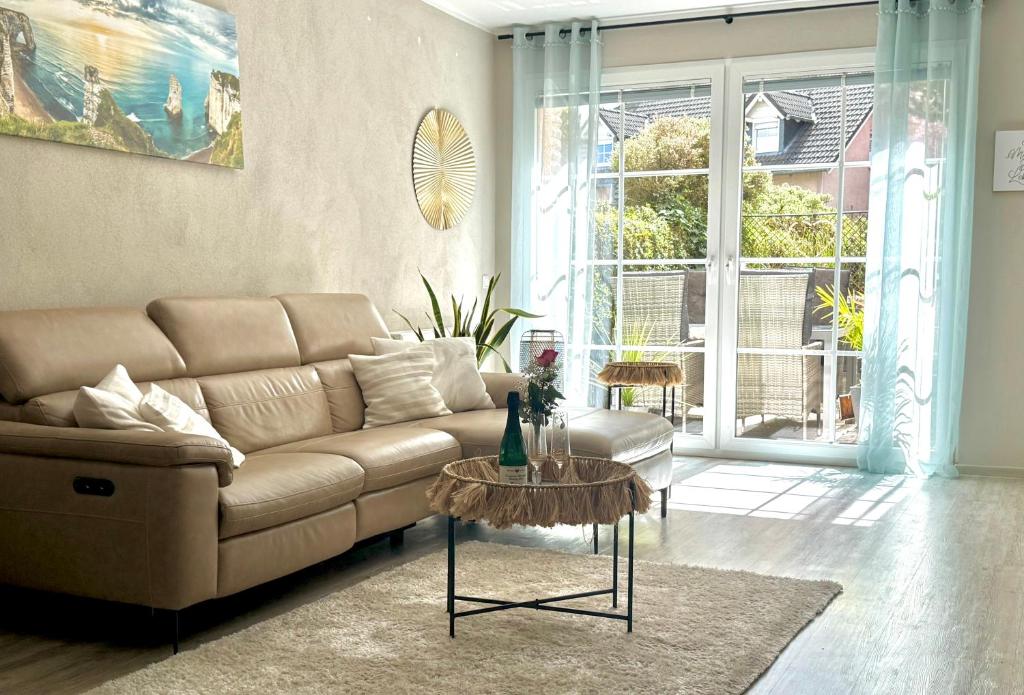 a living room with a couch and a table at Premium Lodge nahe Cochem - 5-Sterne- Ferienwohnung - 149 qm - für 2-6 Gäste in Greimersburg