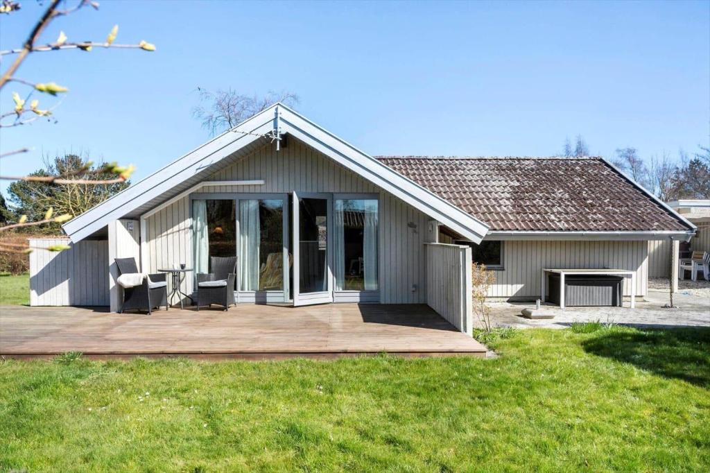 a house with a porch with a wooden deck at M412-Stubbekobing-Birkehegnet-28 in Stubbekøbing