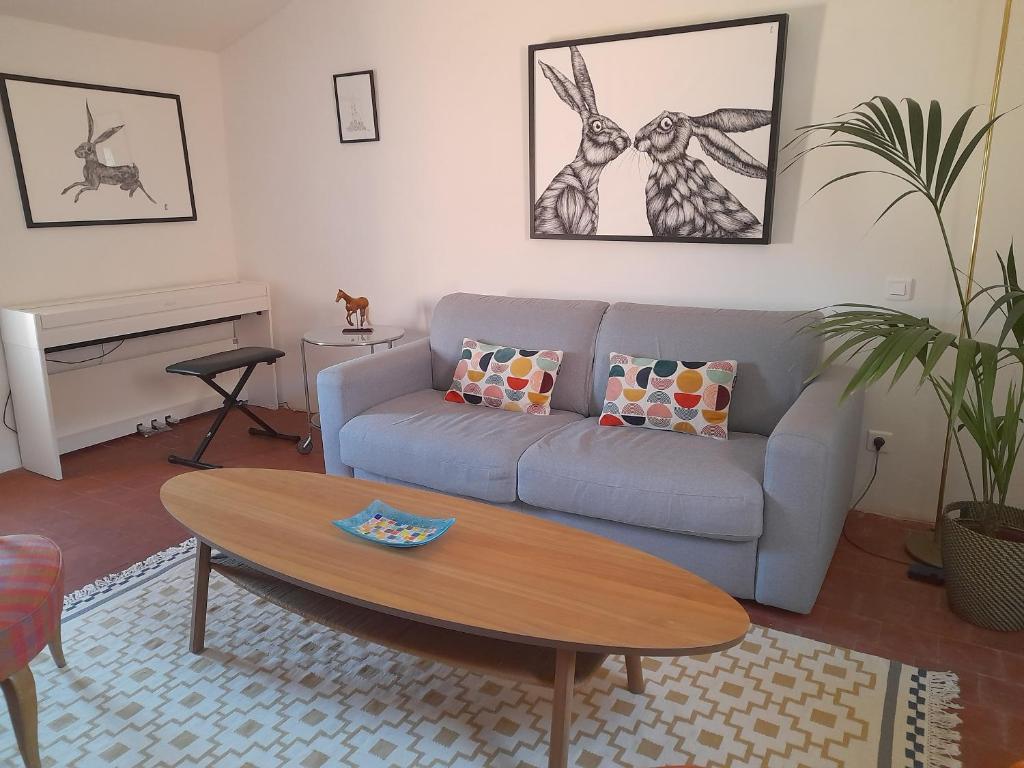 a living room with a couch and a coffee table at La Cachette centre historique village in Roussillon