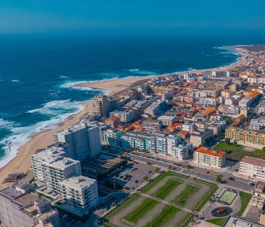 an aerial view of a city and the beach at Maria Borges Alojamento Local in Póvoa de Varzim