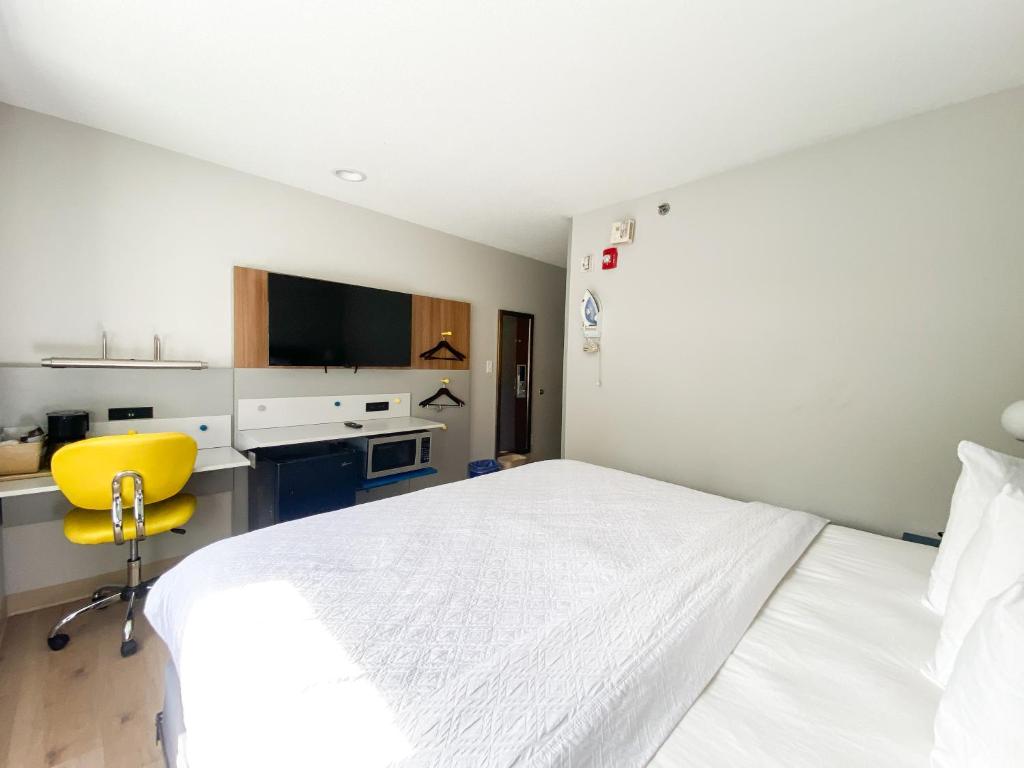 Microtel Inn & Suites by Wyndham Columbia - Queen Room - Disability Access - Non-Smoking