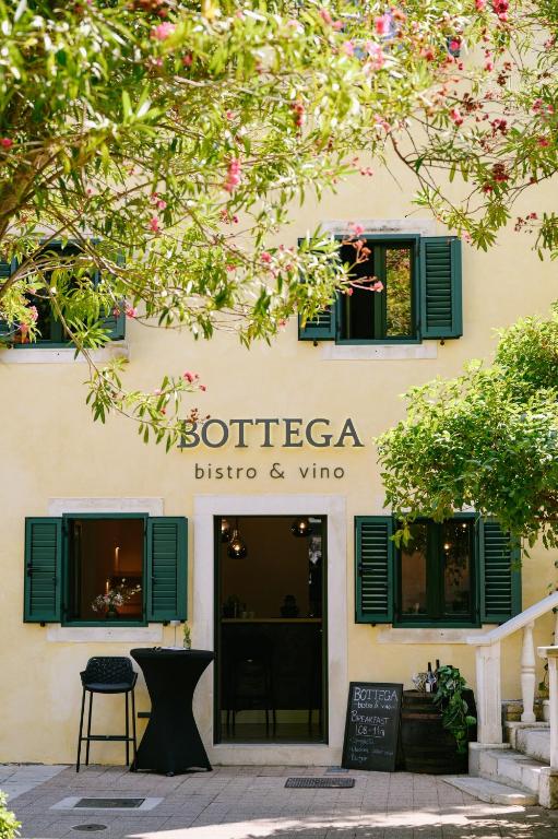 a building with a sign for a restaurant at Bottega in Mlini