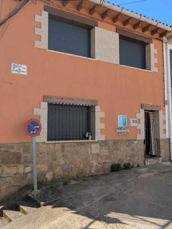 a street sign in front of a building at Apartamento Turístico Dalmacia AT-CC-00769 in Gata
