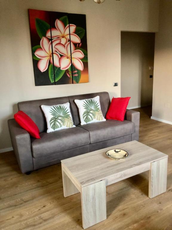 ein Wohnzimmer mit Sofa und Couchtisch in der Unterkunft Da Magy in Arborea 