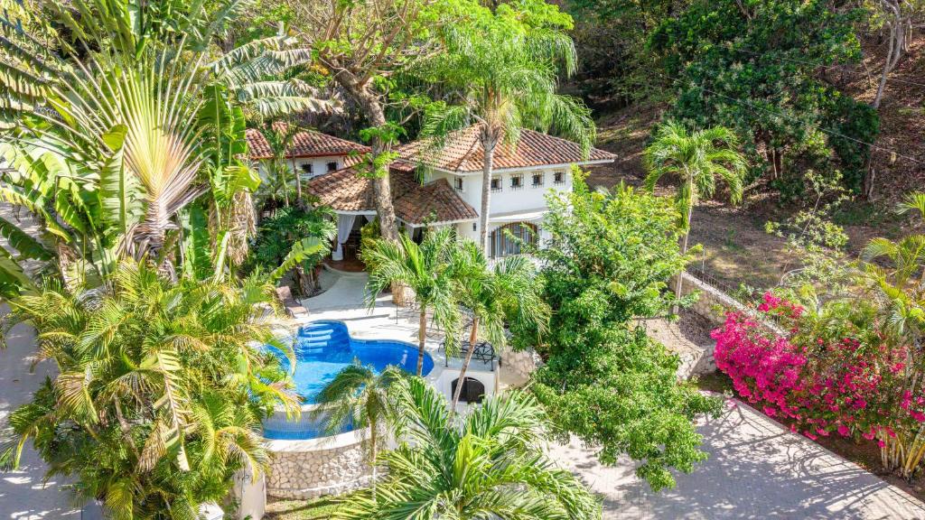 an aerial view of a house with a swimming pool at Villa Bruga en Samara Rocks in Sámara