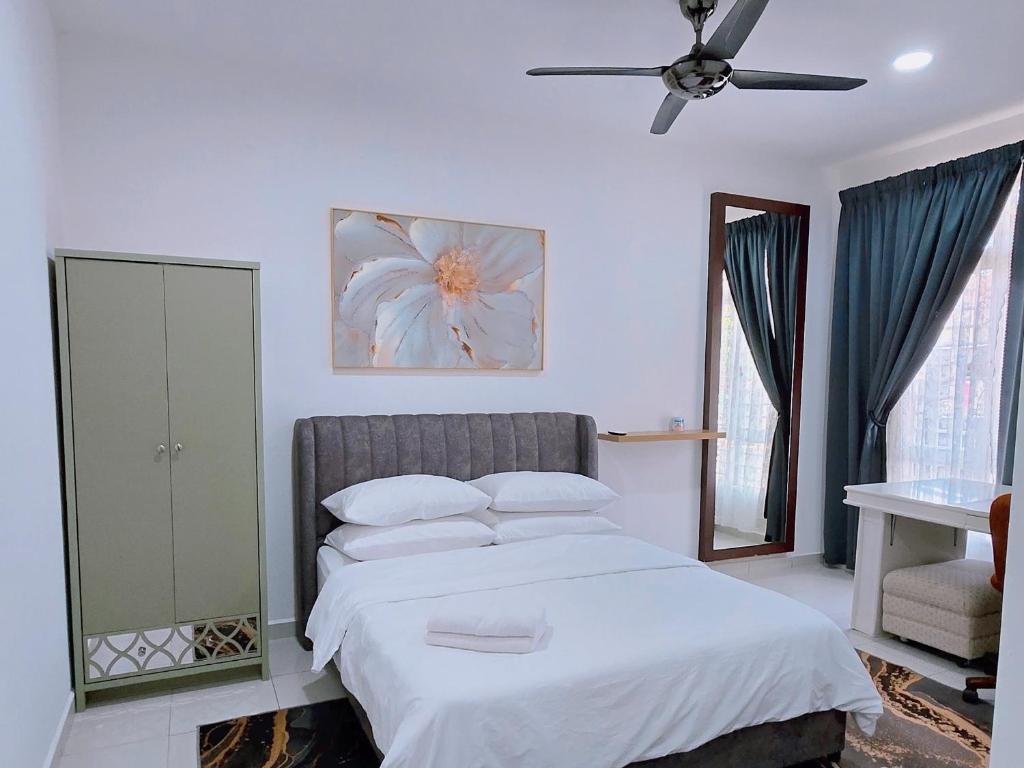 a bedroom with a bed and a ceiling fan at Homestay DAR AL - JUFRY fully aircond in Kuantan