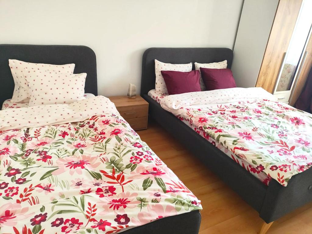 two beds sitting next to each other in a bedroom at Cuibul Practic in Oradea