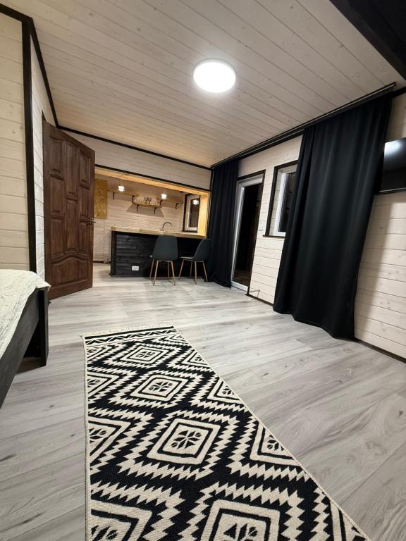 a room with a rug on a wooden floor at Садиба У Ані номер 7 in Synevyrsʼka Polyana
