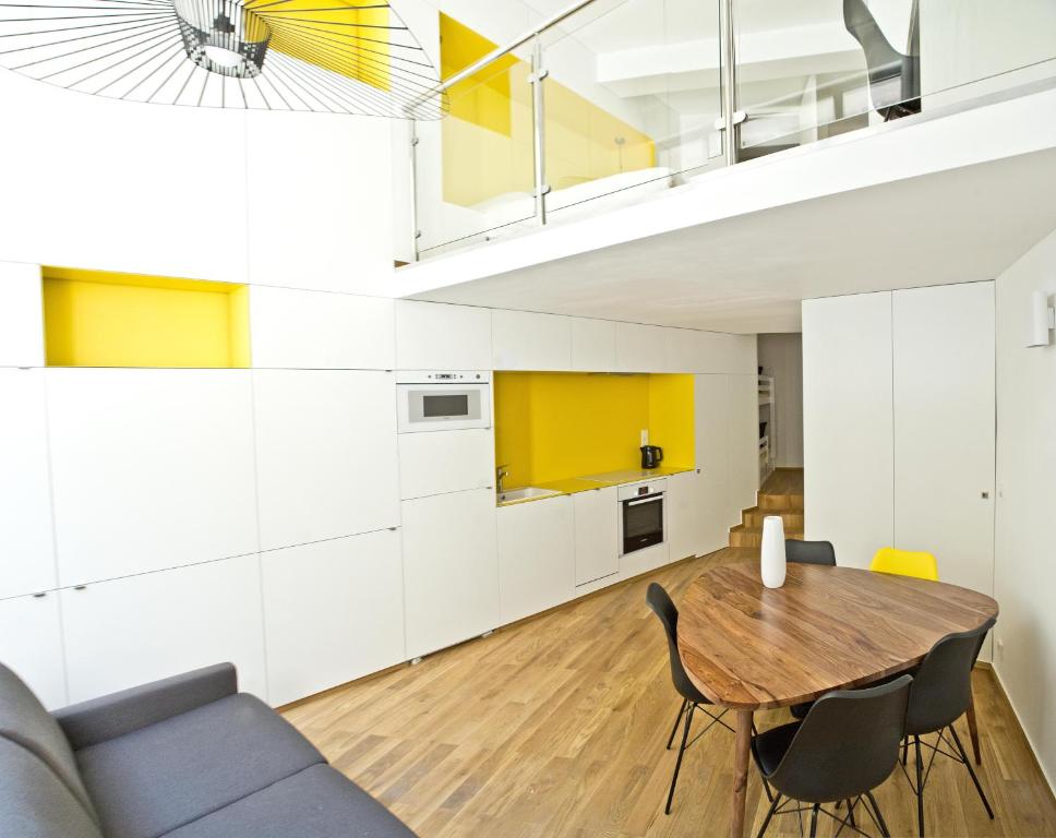 une cuisine et une salle à manger avec une table et des chaises dans l'établissement Chez vous - Marguerite et Emile, à Paris