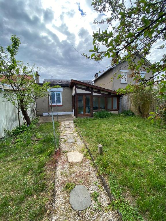 a house with a yard in front of it at Logement proche centre-ville in Bourges