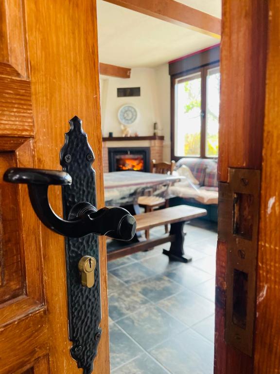 a door with a black handle in a living room at MyG-BarriAlto in Cirueña