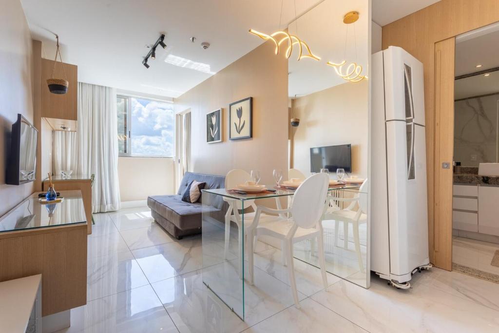 a kitchen and living room with a table and chairs at Studio completo estilo casa com lava e seca, Go Inn in Brasília